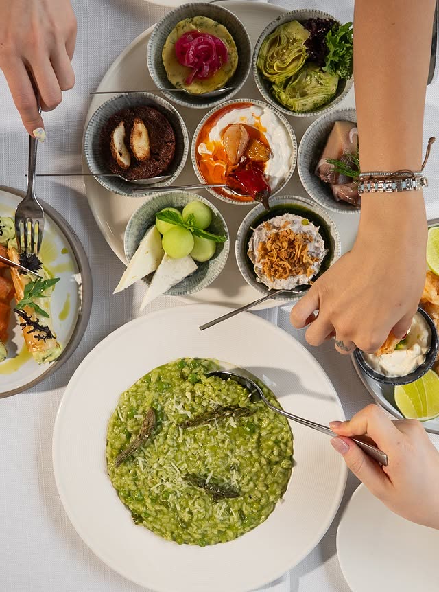 Meze tabakları ve enginarlı risotto — üstten servis karesi