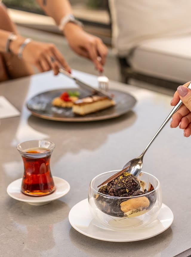 Terasta çikolatalı tatlı ve ince belli bardakta çay