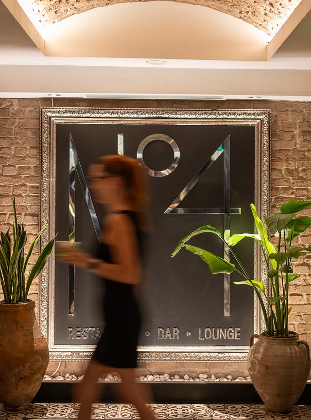 Tuğla duvarda çerçeveli N°4 Restaurant · Bar · Lounge tabelası